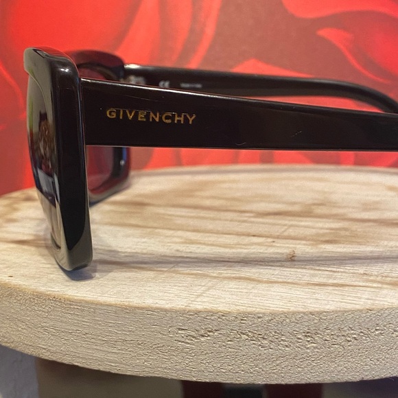 Givenchy - Picture 7 of 9